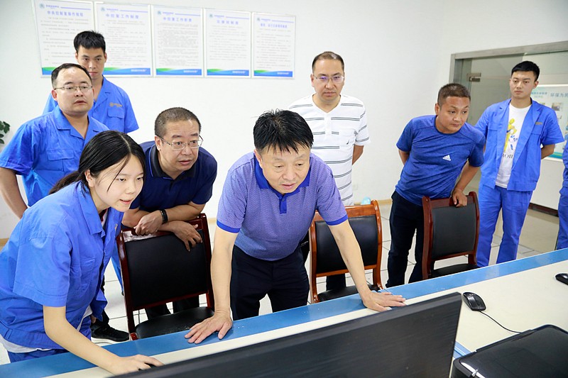 熊良虎在镇安污水处理厂调研时指出：以守护人民群众喝上清洁的水、放心的水为出发点，，，，，，助力打好碧水守卫战