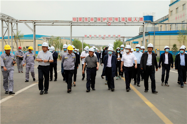 优发国际集团复工复产促增添项目观摩聚会与会职员走进大秦国源三秦环保秦邦园区在榆项目