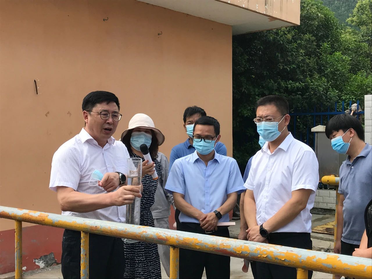 丹凤县政协主席周建政一行到丹凤县污水处理厂开展县域生态情形；；；；；；ぷㄌ獾餮