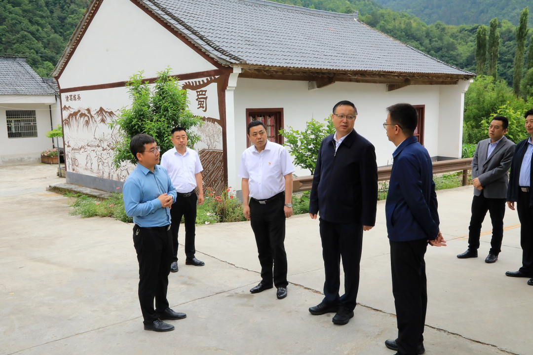 郝军亮赴集团墟落振兴帮扶点调研慰问